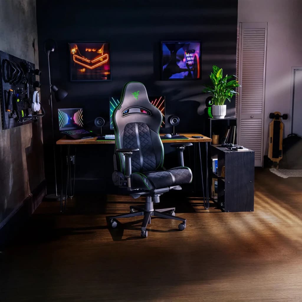 Chaise Gaming Razer Enki Noir/Vert Cuir Synthétique 4D 136kg, en situation: vue de face dans setup gaming avec bureau