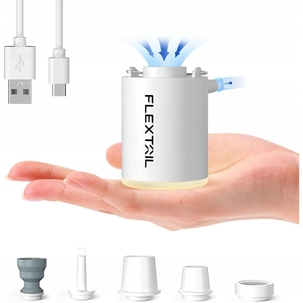 Hinchador Eléctrico Portátil Flextail Tiny Pump X 2024 Blanco, en uso: bomba en palma de mano soplando aire, 5 boquillas
