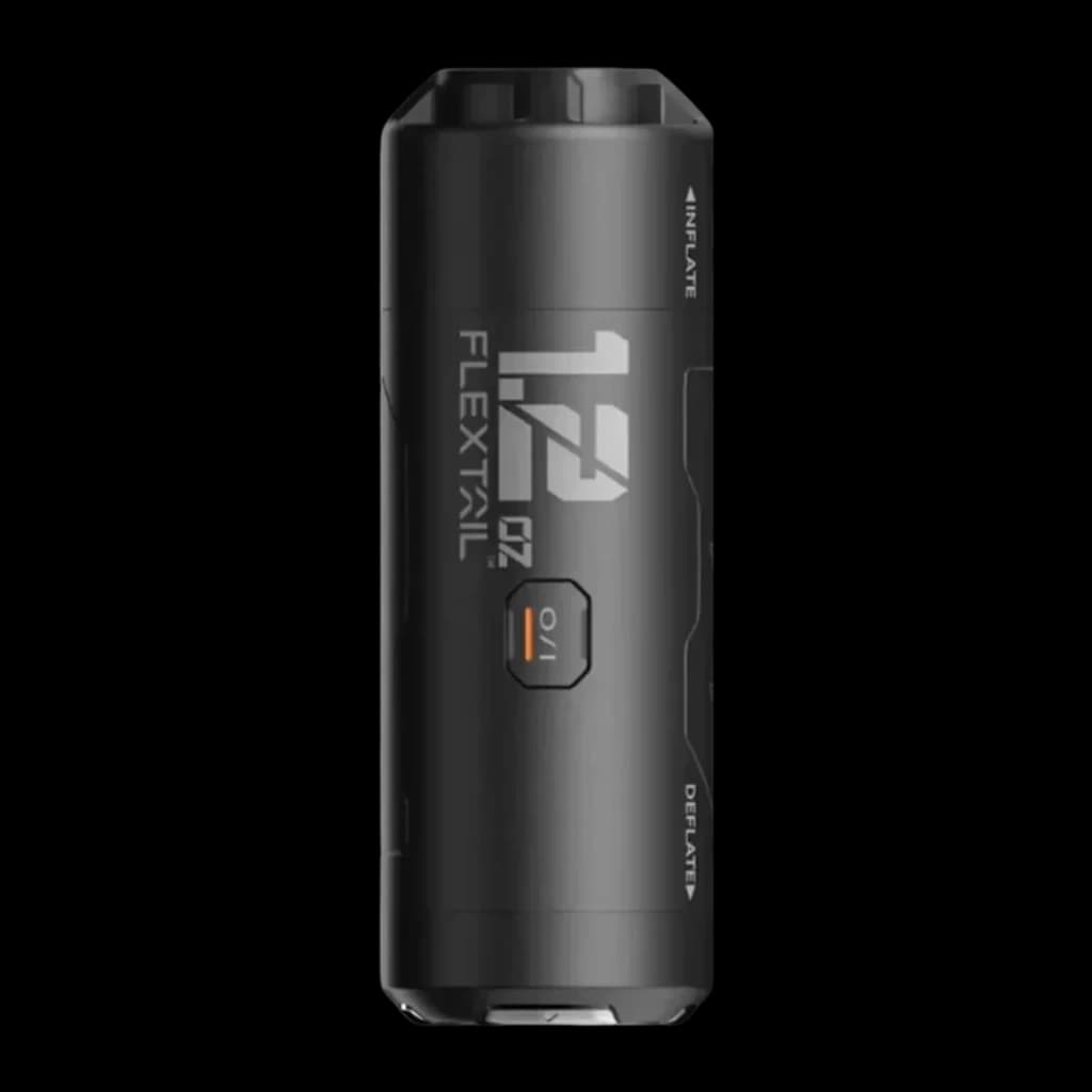 Pompe à Air Portable Flextail Zero Pump Noir USB-C Rechargeable, vue avant: corps cylindrique avec logo, bouton O/I orange