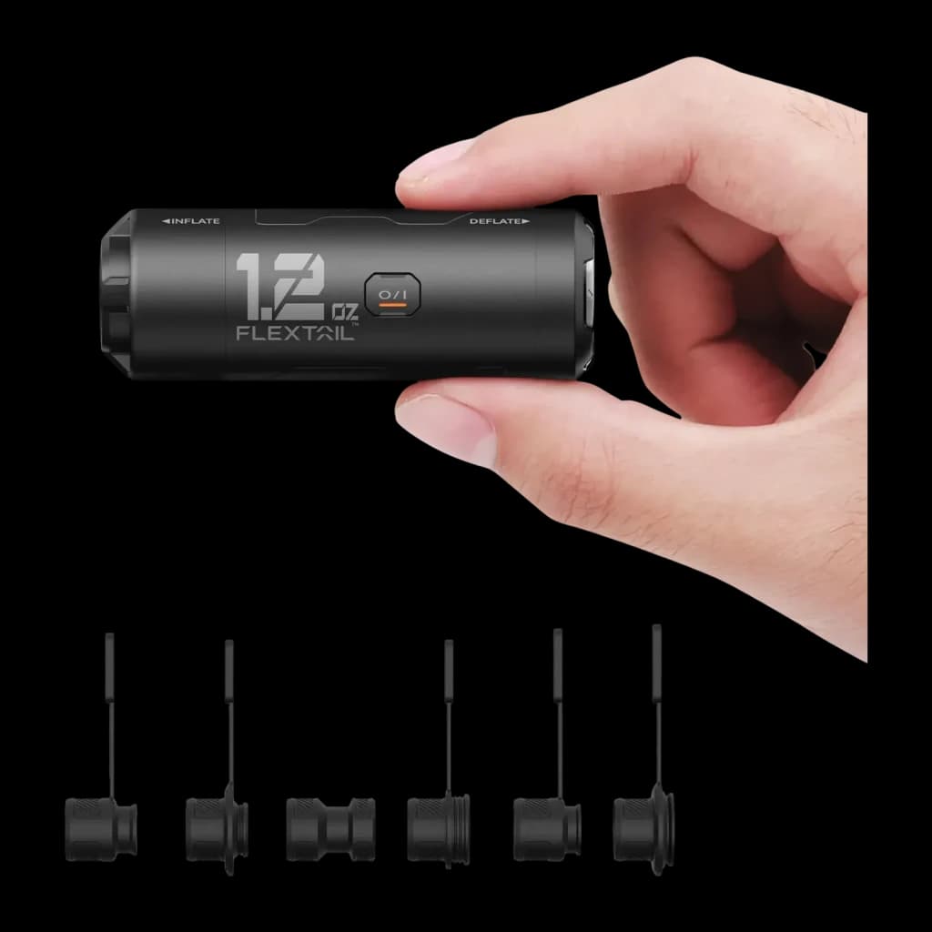 Pompe à Air Portable Flextail Zero Pump Noir USB-C Rechargeable, détail: main tenant la pompe cylindrique avec 5 adaptateurs