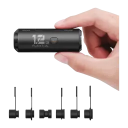 Pompe à Air Portable Flextail Zero Pump Noir USB-C Rechargeable, détail: main tenant la pompe cylindrique avec 5 adaptateurs