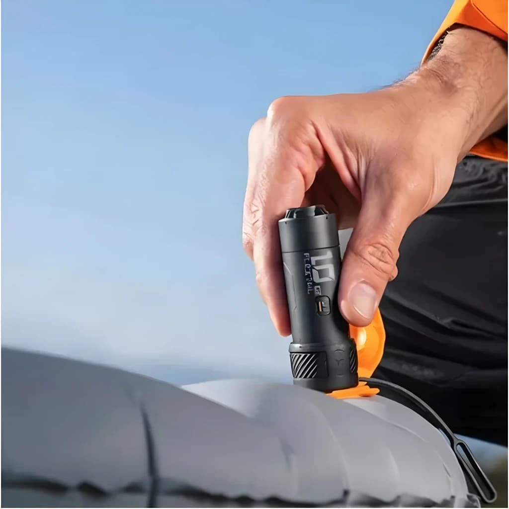 Pompe à Air Portable Flextail Zero Pump Noir USB-C Rechargeable, en utilisation: main la connectant à la valve d'un matelas