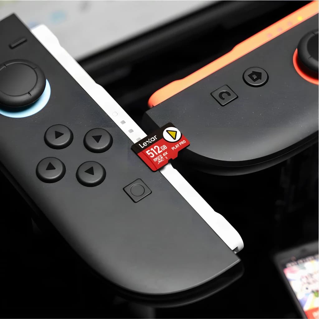Tarjeta microSD Lexar Play Pro microSDXC Express 512GB V30 U3, en uso: insertada en ranura de Nintendo Switch entre dos
