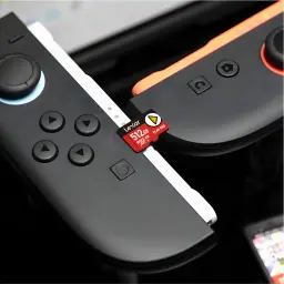 Tarjeta microSD Lexar Play Pro microSDXC Express 512GB V30 U3, en uso: insertada en ranura de Nintendo Switch entre dos