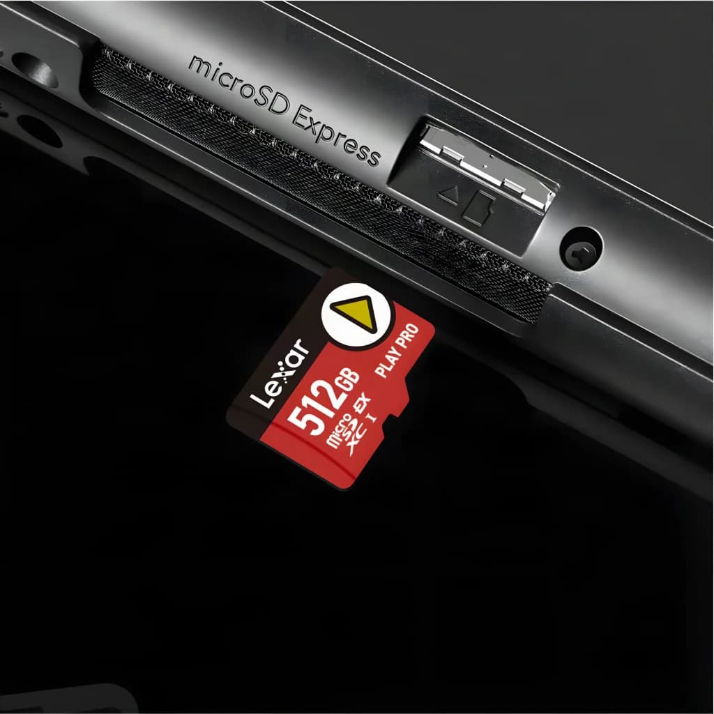 Tarjeta microSD Lexar Play Pro microSDXC Express 512GB V30 U3, en uso: insertándose en ranura microSD Express de dispositivo