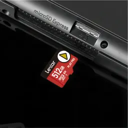 Tarjeta microSD Lexar Play Pro microSDXC Express 512GB V30 U3, en uso: insertándose en ranura microSD Express de dispositivo