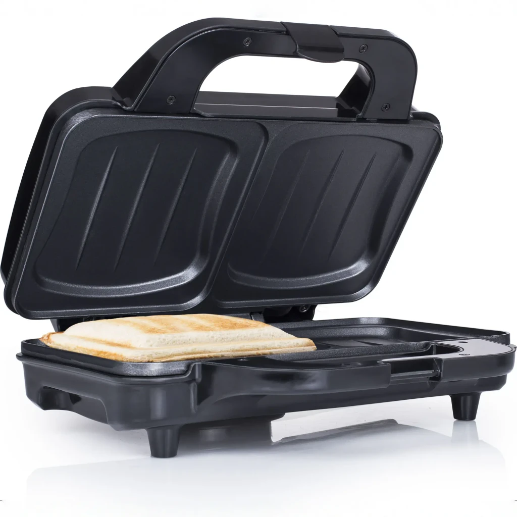 Sandwichera TriStar Antiadherente 900W Negro SA-3060, en uso: tapa abierta con placas antiadherentes y sándwich tostado