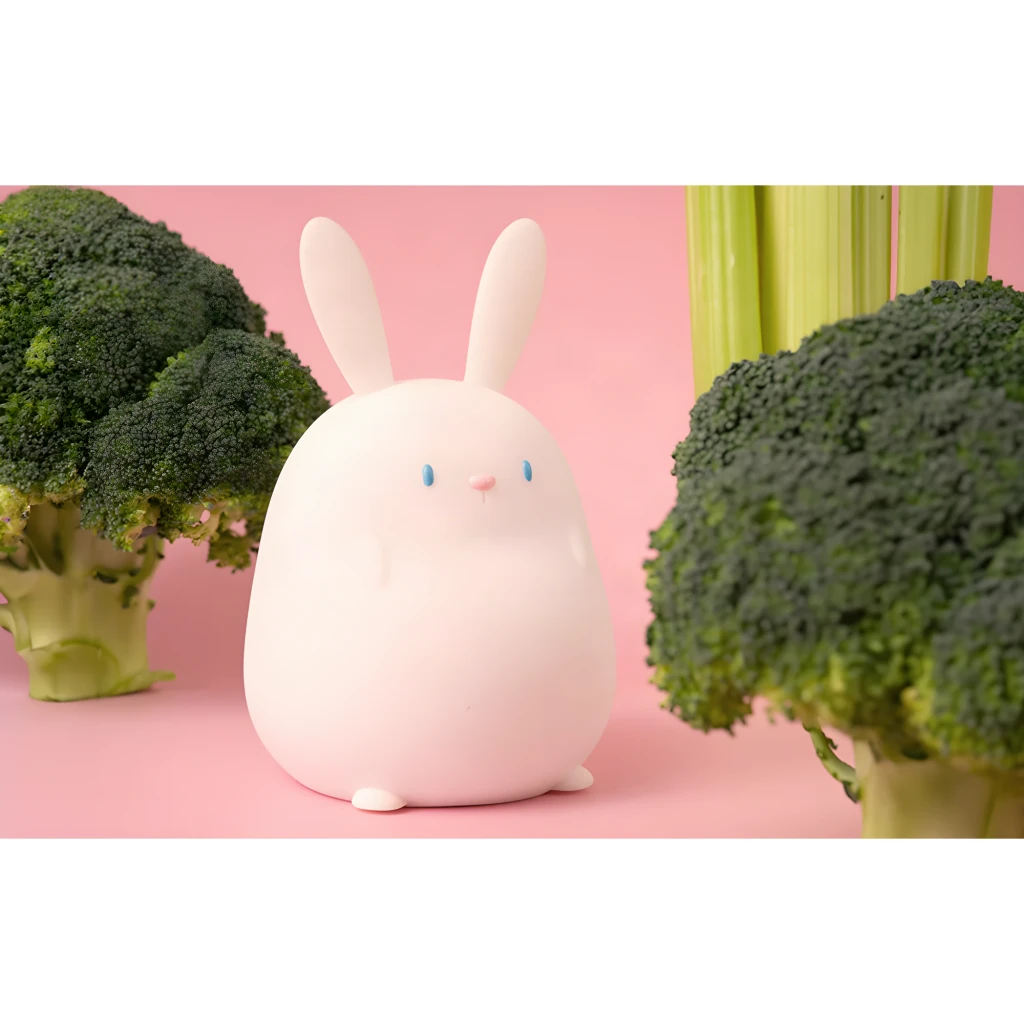 Veilleuse Enfant Superfire Little Rabbit Blanc RAB-02, détail: figurine lapin arrondie avec longues oreilles et yeux bleus
