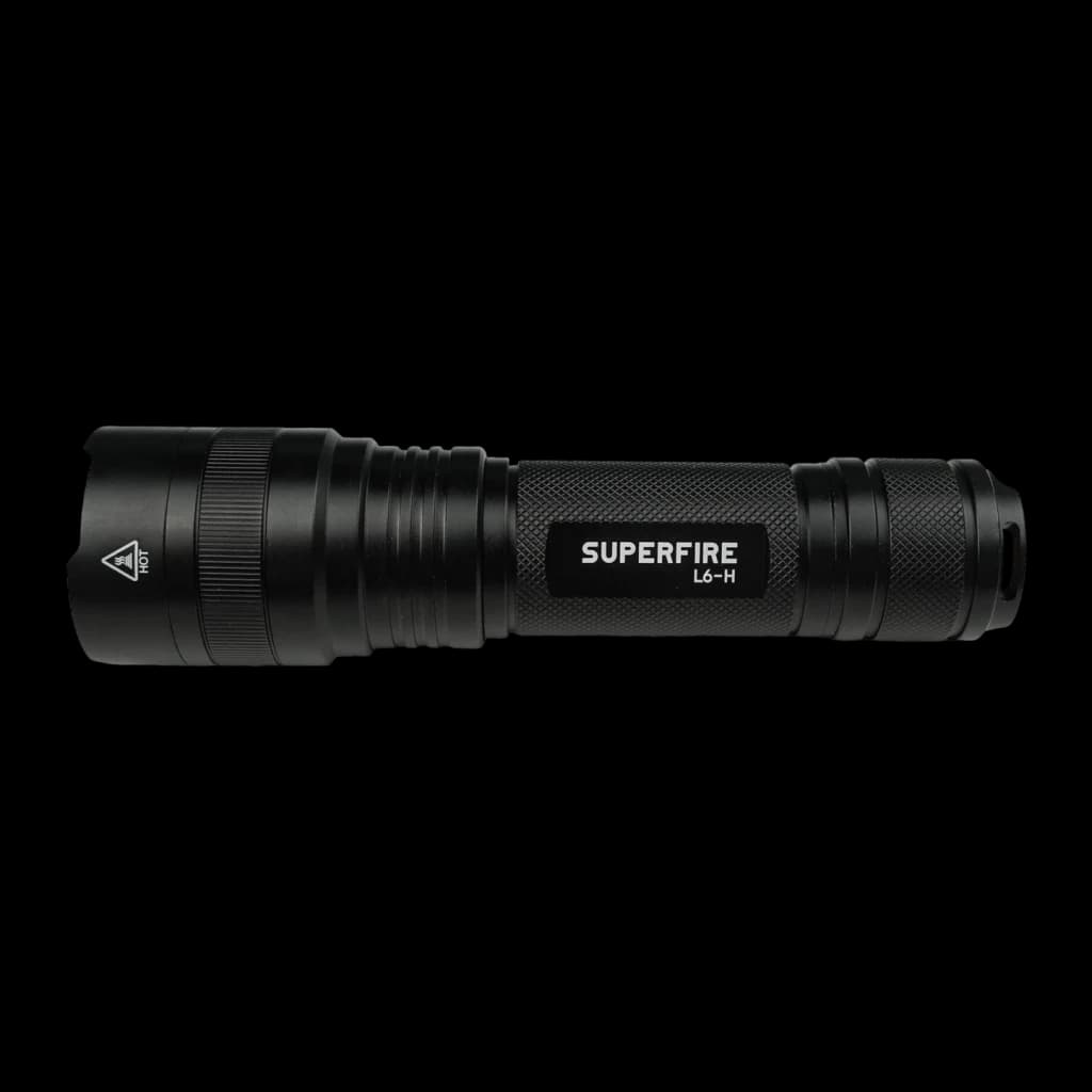 Torche LED Superfire Noir Rechargeable USB-C 900lm 250 m L6-H, détail: corps knurling, logo SUPERFIRE L6-H et port USB-C