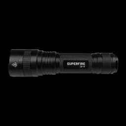 Torche LED Superfire Noir Rechargeable USB-C 900lm 250 m L6-H, détail: corps knurling, logo SUPERFIRE L6-H et port USB-C