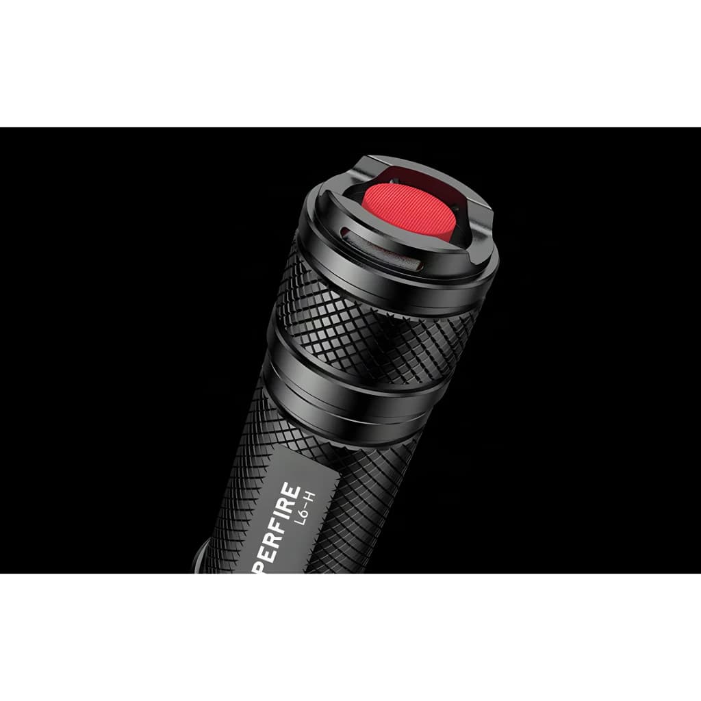 Torche LED Superfire Noir Rechargeable USB-C 900lm 250 m L6-H, détail: bouton arrière rouge et corps strié noir avec grip
