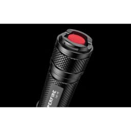 Torche LED Superfire Noir Rechargeable USB-C 900lm 250 m L6-H, détail: bouton arrière rouge et corps strié noir avec grip