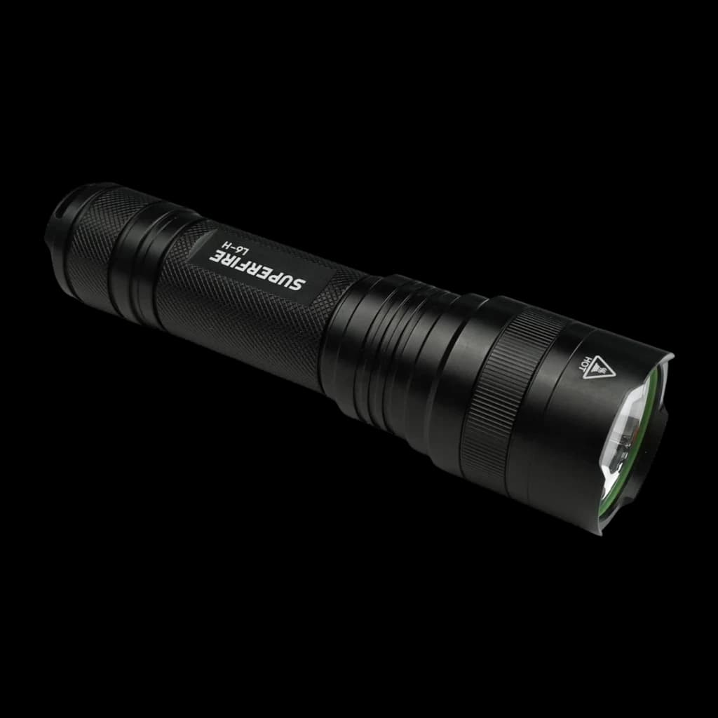 Torche LED Superfire Noir Rechargeable USB-C 900lm 250 m L6-H, vue arrière: corps strié, logo gravé et lentille verte visible