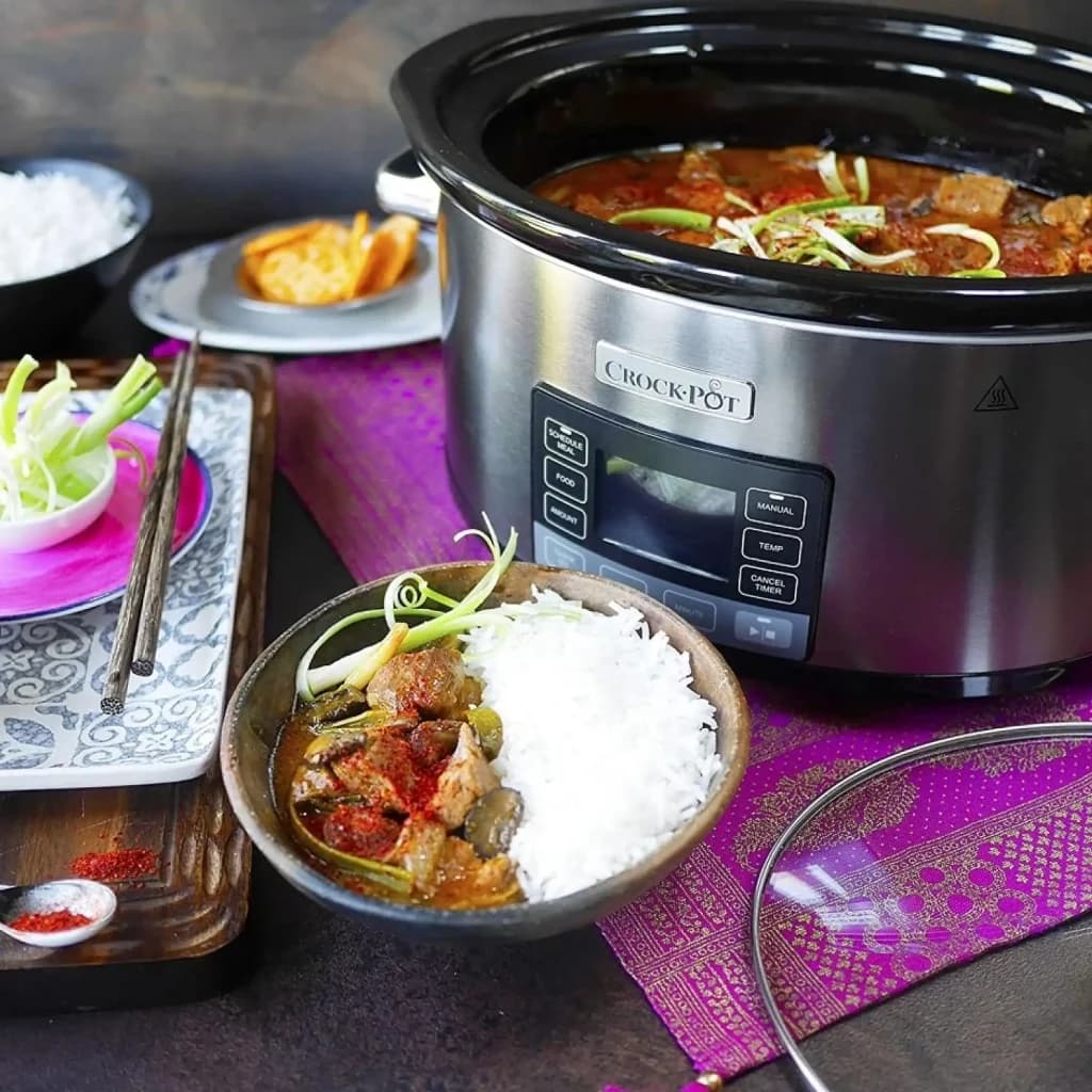 Mijoteuse Crockpot TimeSelect Digital 5,6L 240W Argent CSC066X, en utilisation: curry au riz en cuisson, panneau digital