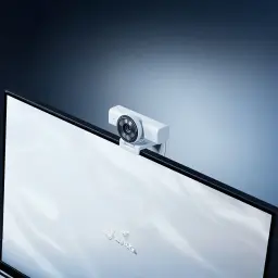 Webcam Razer Kiyo V2 X 2K 1440p 60fps Micrófono Estéreo USB 2.0 Blanco, en uso: montada en monitor, vista frontal lateral