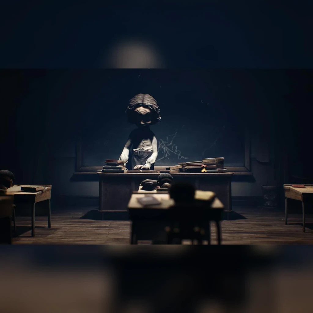 Videojuego Bandai Namco Little Nightmares II Enhanced Edition PS5, en uso: maestra con cabeza deformada en aula oscura
