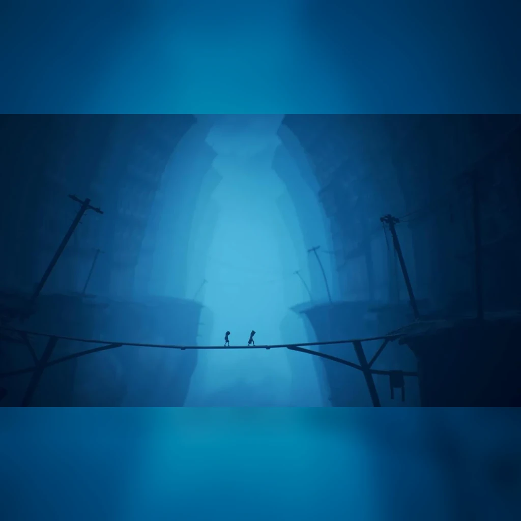 Videojuego Bandai Namco Little Nightmares II Enhanced Edition PS5, en uso: dos siluetas cruzan un puente en ciudad brumosa