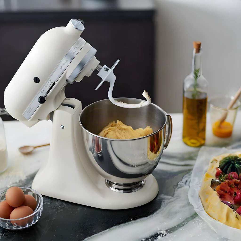 Robot pâtissier KitchenAid Artisan 4,8L 300W Bol inox Beige 5KSM175PSEFL, en utilisation: pétrissage de pâte sur plan