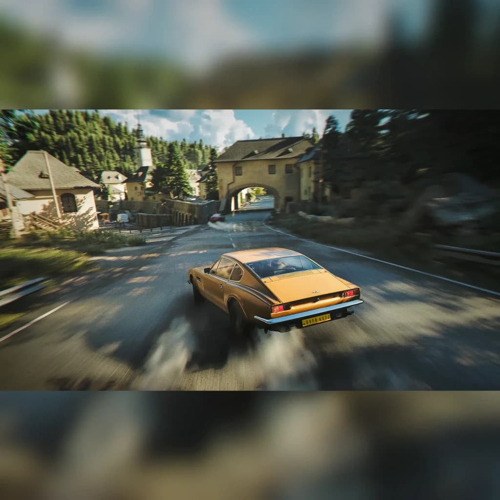 Videojogo Deep Silver 007 First Light Standard PS5, em uso: carro clássico dourado em alta velocidade numa estrada de aldeia