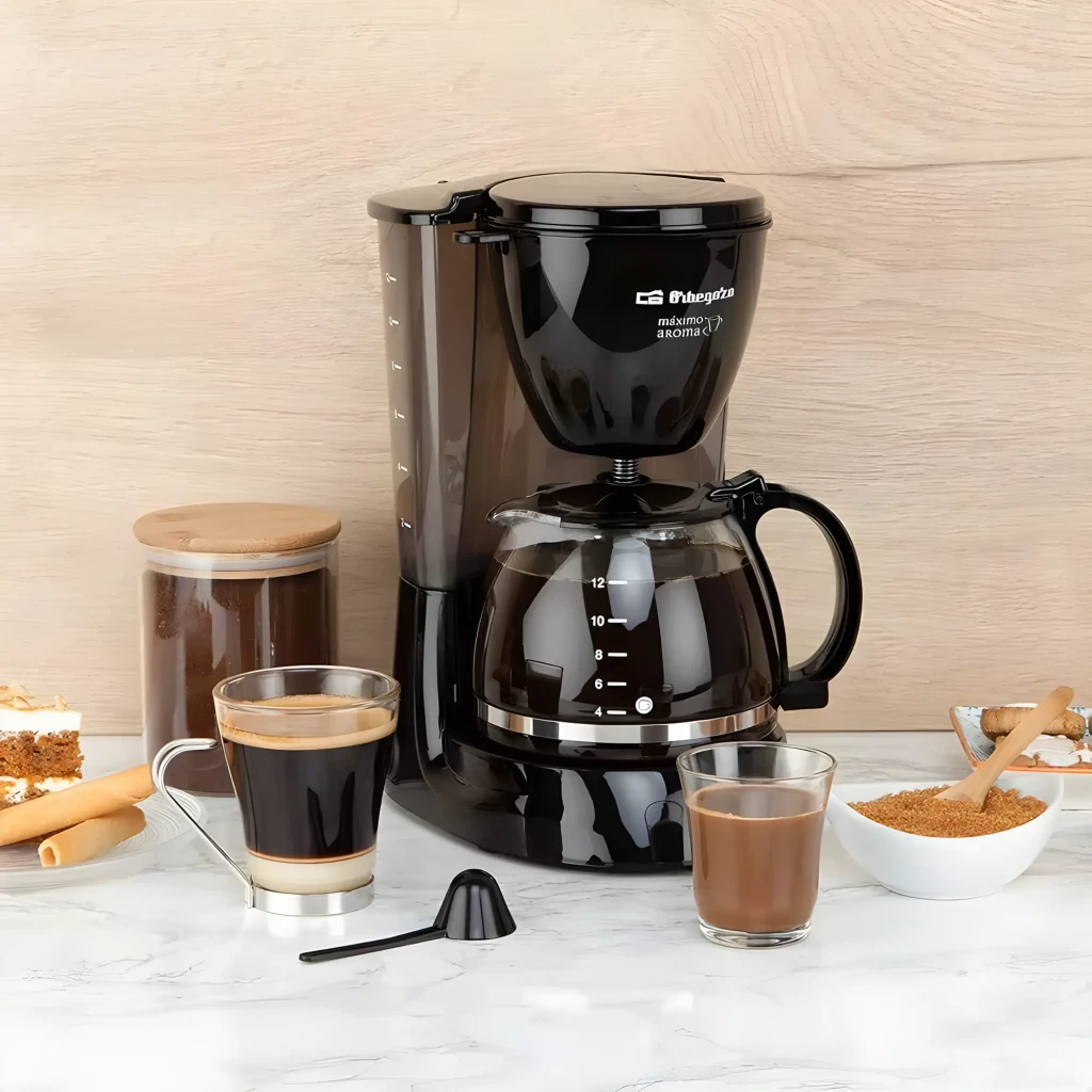 Cafetière filtre Orbegozo CG 4060 N 12 tasses 800W Noir, en utilisation: carafe graduée, tasses à café et accessoires