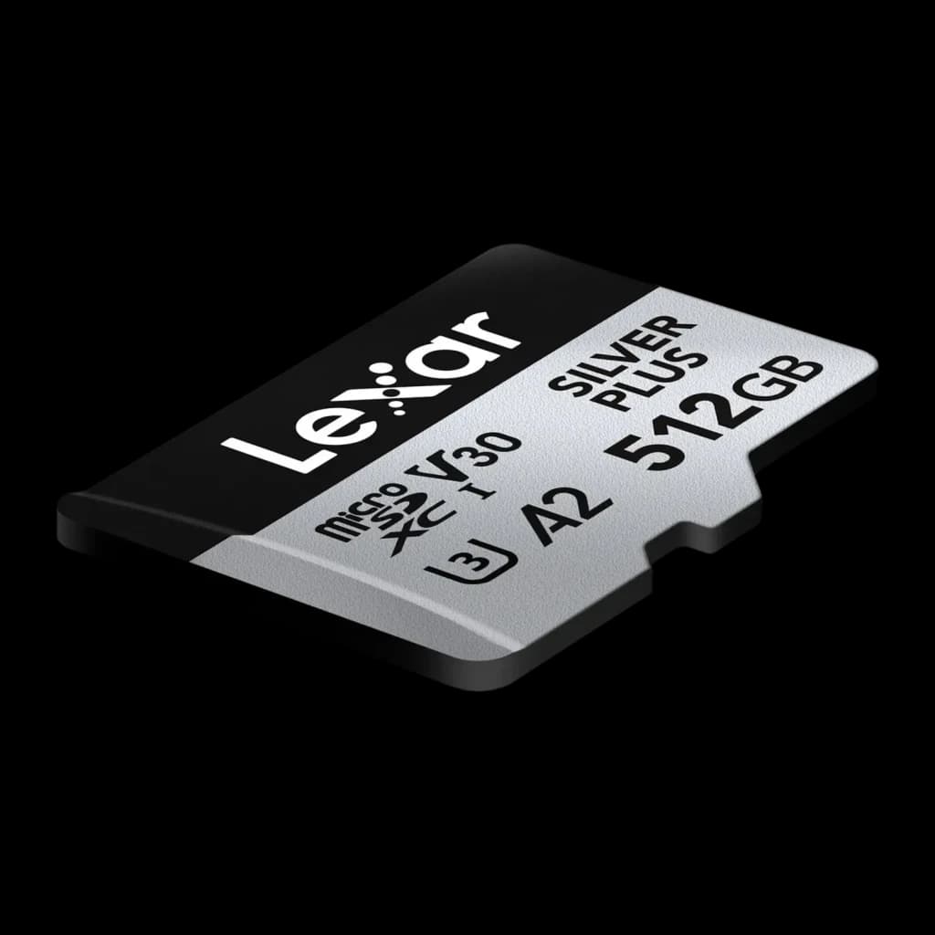 Tarjeta microSDXC Lexar Professional Silver Plus 512GB V30 U3 A2 UHS-I, detalle: vista en ángulo de la cara frontal plateada