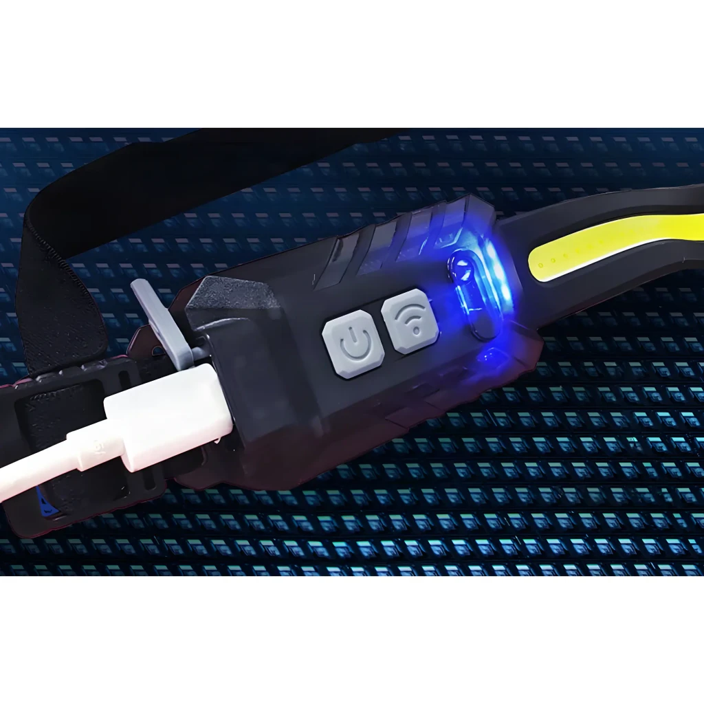Lampe frontale Superfire HE03 Noir Rechargeable USB-C 540 lumens 45 m, détail: port USB-C avec câble branché, boutons