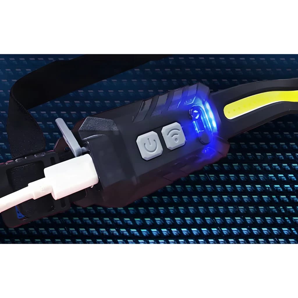 Lampe frontale Superfire HE03 Noir Rechargeable USB-C 540 lumens 45 m, détail: port USB-C avec câble branché, boutons