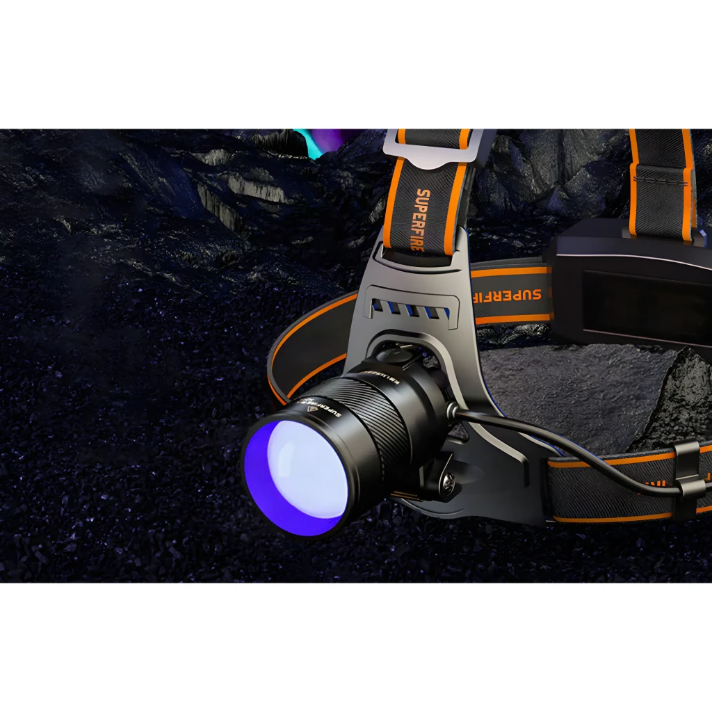 Linterna frontal Superfire HZ01 Negro Recargable USB-C 360m Luz UV 395nm, detalle: luz UV violeta encendida, cabezal