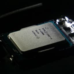 Intel Core i9-12900K Tray 16 Núcleos (8P+8E) LGA1700, en uso: IHS metálico grabado instalado en socket LGA1700 de placa base