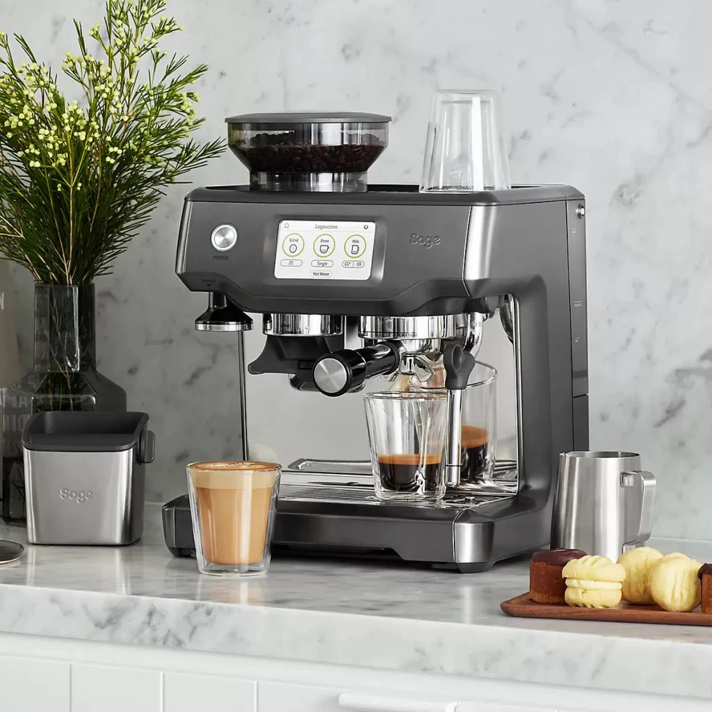 Cafetera espresso Sage The Barista Touch 2L Molinillo Integrado Automático Negro SES880BST4EEU1, en uso: extrayendo espresso