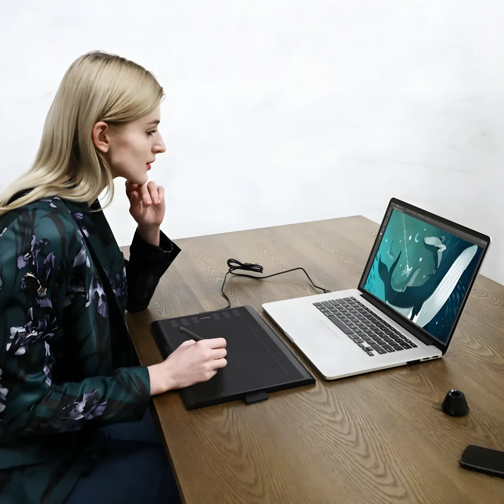Tableta gráfica Huion Inspiroy Negro 8192 niveles H1060P, en uso: mujer dibujando con lápiz óptico conectada a laptop