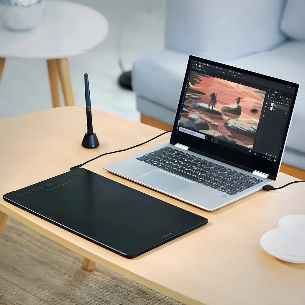 Tableta gráfica Huion Inspiroy H1161 Negro 8192 niveles, en uso: conectada a portátil con Photoshop, lápiz en soporte