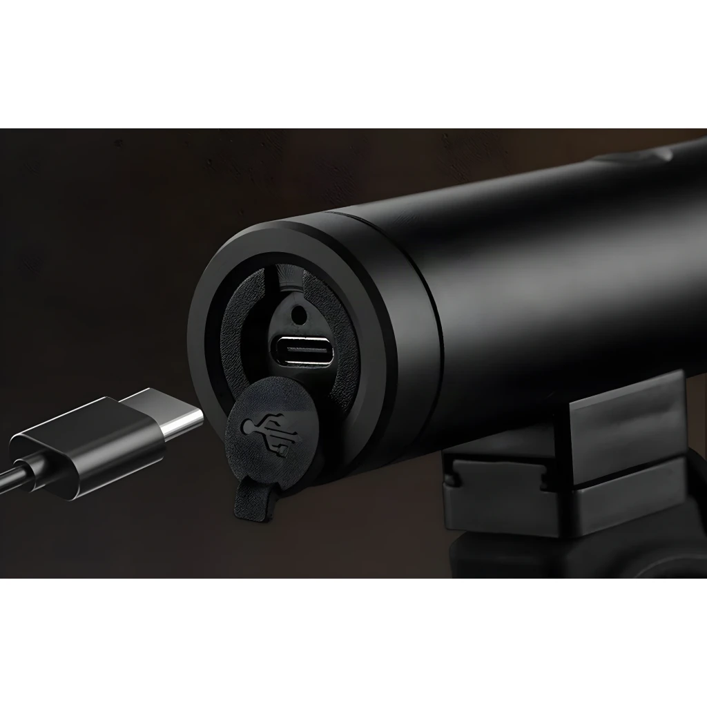 Luz delantera Superfire BL30 Negro 500 lúmenes 7h, detalle: puerto USB-C en la tapa trasera con cable USB-C aproximándose