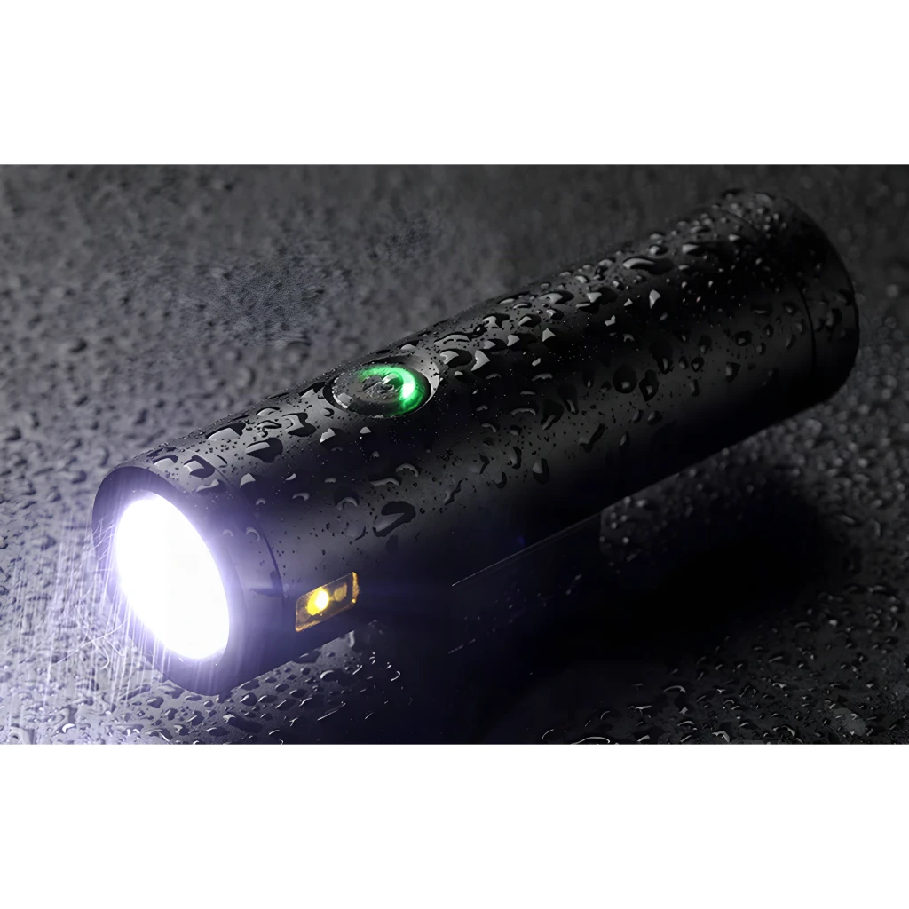 Luz delantera Superfire BL30 Negro 500 lúmenes 7h, detalle: LED encendido y botón verde iluminado con gotas de agua