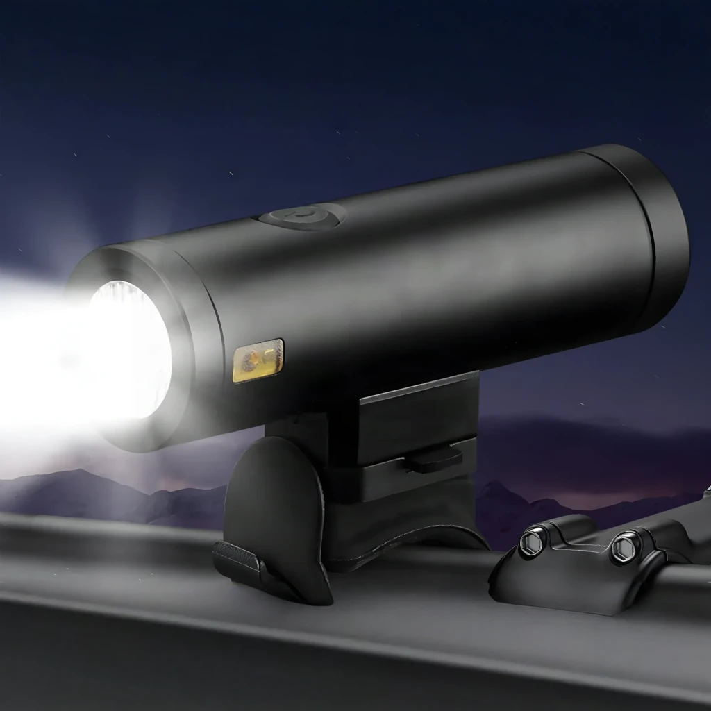 Luz delantera Superfire BL30 Negro 500 lúmenes 7h, en uso: montada en manillar de noche emitiendo haz de luz blanco intenso