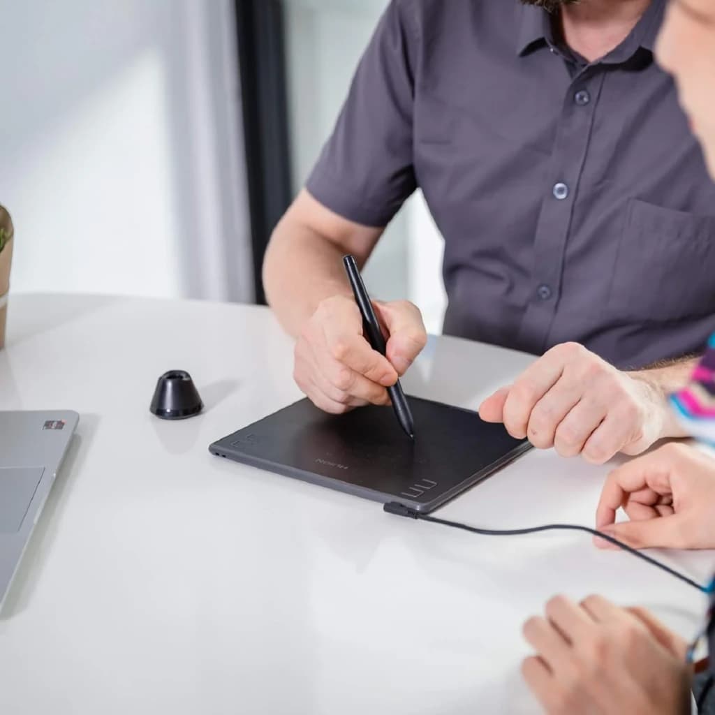Tableta Gráfica Huion H430P Negro 4096 Niveles de Presión Sin batería, en uso: mano dibujando con lápiz sobre tableta