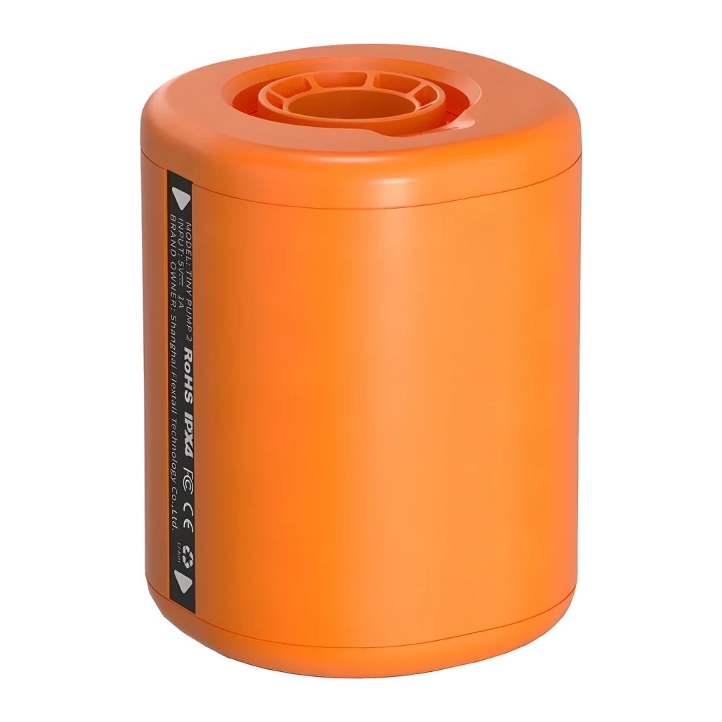 Gonfleur électrique Flextail Tiny Pump 2 Orange USB-C IP44, détail: côté avec étiquette RoHS IPX4 et buse circulaire en haut