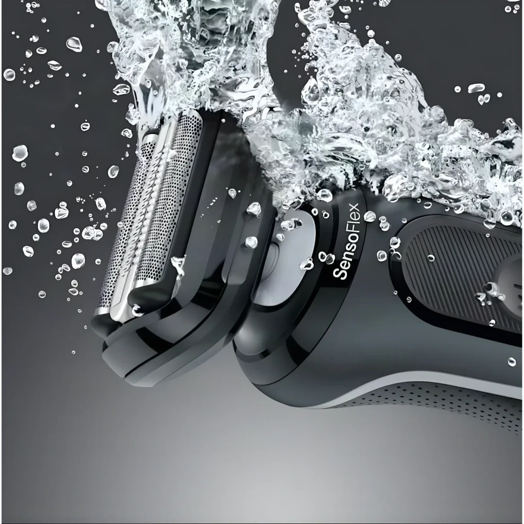 Rasoir Braun Series 6 Sec et Humide Sans Fil Noir 62-G1650s, en utilisation: tête SensoFlex sous jet d'eau avec éclaboussures