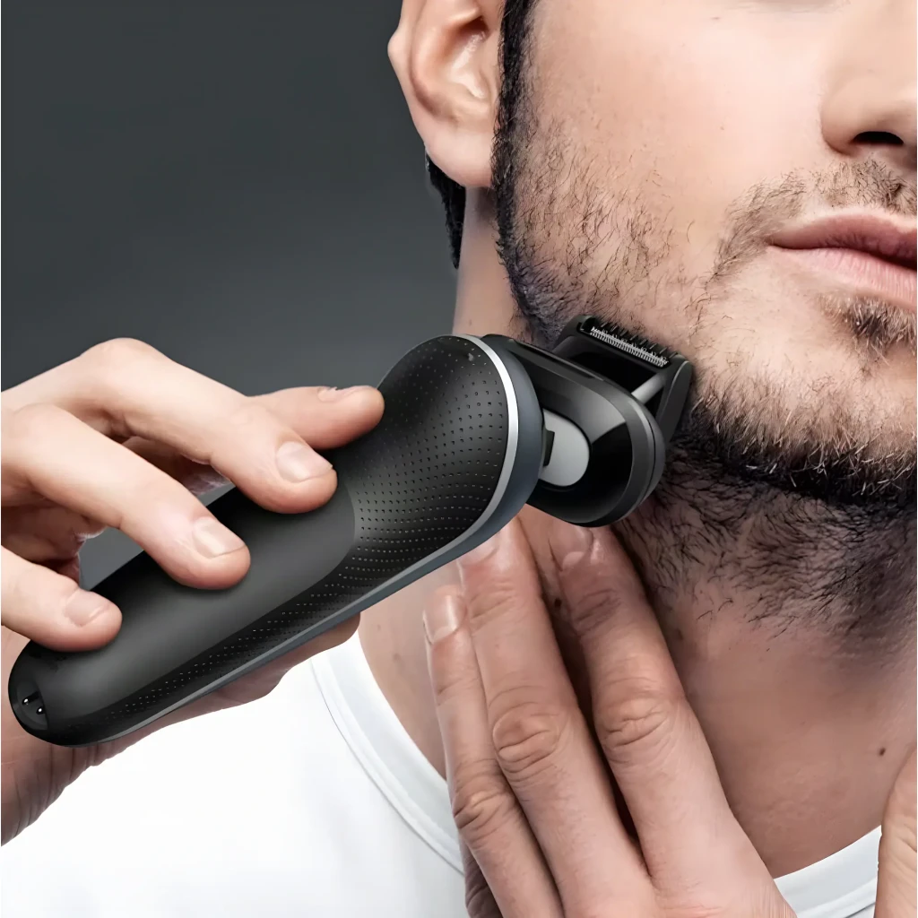 Rasoir Braun Series 6 Sec et Humide Sans Fil Noir 62-G1650s en utilisation: homme se rasant la mâchoire, poignée texturée