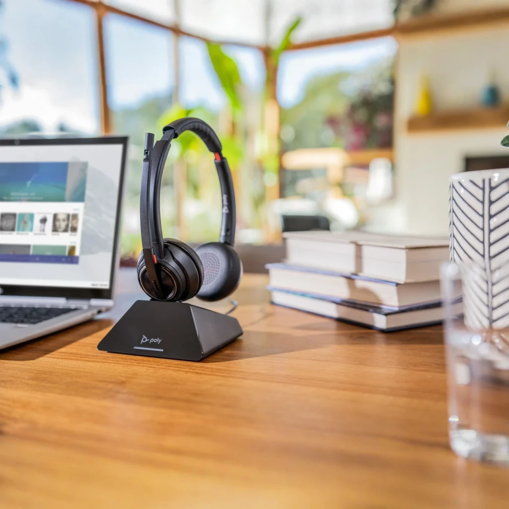 Auriculares Poly Savi 8220 UC Microsoft Teams DECT Cancelación de Ruido Activa Diadema 13h Negro, en uso: sobre base