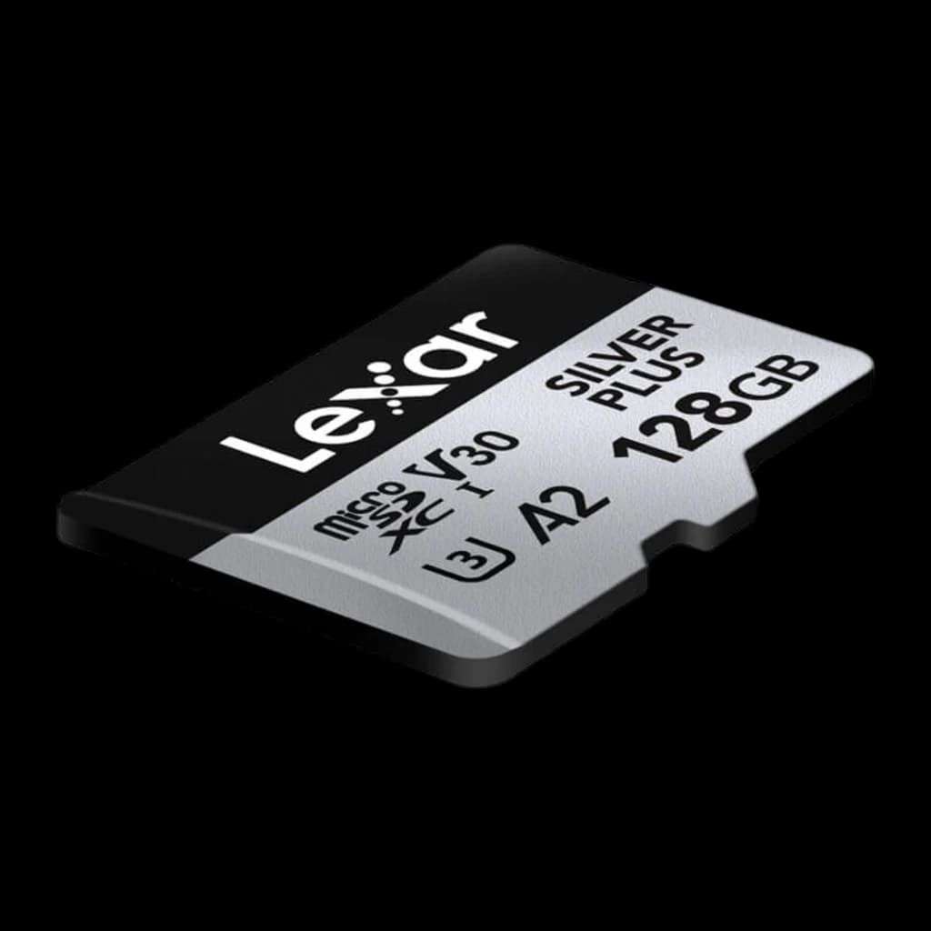 Carte microSDXC Lexar Silver Plus 128Go V30 U3 A2 205 Mo/s lecture, détail: vue en angle montrant les certifications V30