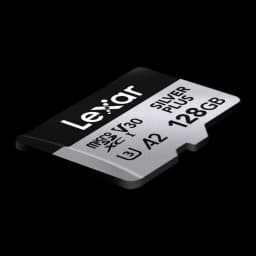 Carte microSDXC Lexar Silver Plus 128Go V30 U3 A2 205 Mo/s lecture, détail: vue en angle montrant les certifications V30