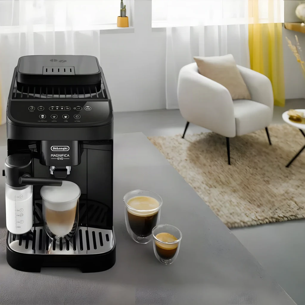 Máquina de Café Superautomática De'Longhi Magnifica Evo 1,8L Moinho Integrado Vaporizador Preto ECAM 290.51.B, em uso: vista