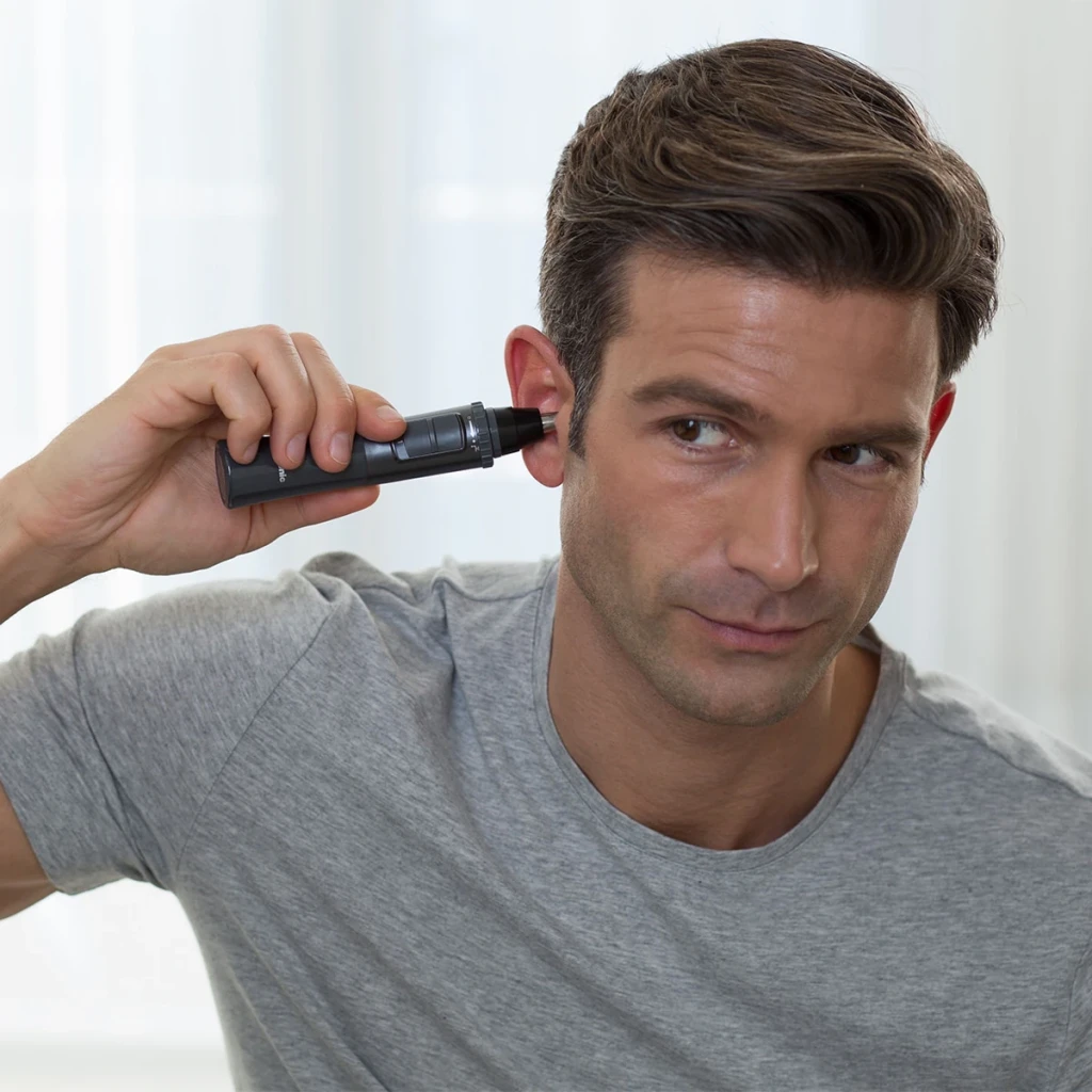 Tondeuse nez et oreilles Panasonic Sec et humide Sans fil Acier inoxydable ER-GN33-H301, en utilisation: homme la passant