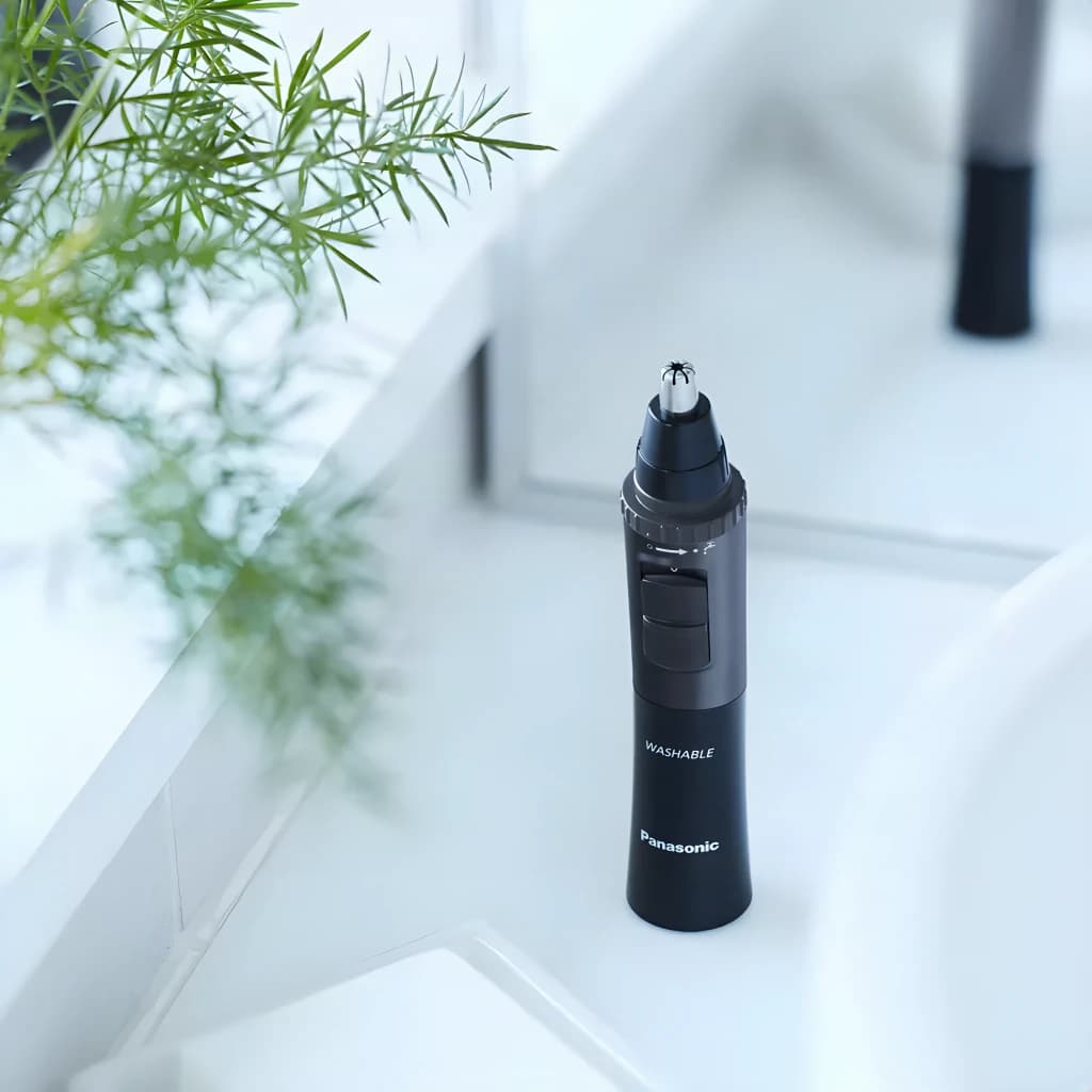 Tondeuse nez et oreilles Panasonic Sec et humide Sans fil Acier inoxydable ER-GN33-H301, en utilisation: posée sur lavabo