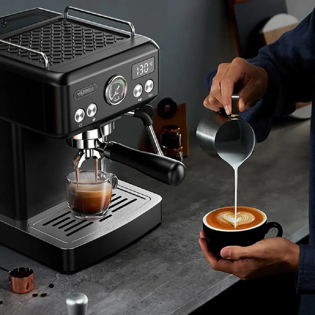 Cafetière Espresso HiBREW H10A 1,8L Buse Vapeur 19Bar Noir, en utilisation: barista verse lait moussé dans tasse pendant