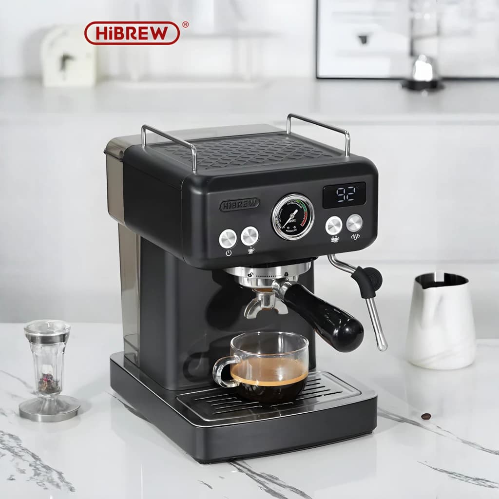 Cafetière Espresso HiBREW H10A 1,8L Buse Vapeur 19Bar Noir, en utilisation: vue latérale avec espresso en tasse, manomètre