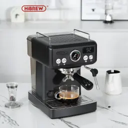 Cafetière Espresso HiBREW H10A 1,8L Buse Vapeur 19Bar Noir, en utilisation: vue latérale avec espresso en tasse, manomètre