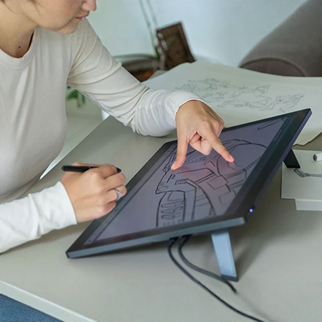 Tableta gráfica Huion Kamvas Pro 19 Gris Oscuro con Pantalla 18,4 pulgadas 4K UHD IPS GT1902, en uso: artista dibujando