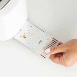 Grille-pain Taurus MyToast Toastissimo 1400W 2 Fentes Extra Larges Blanc, détail: main retirant le plateau ramasse-miettes